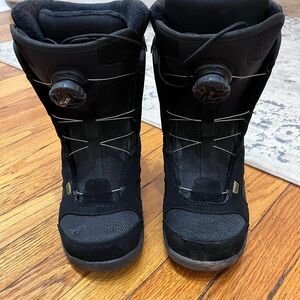 Black Snowboard Boots with Dial Closure